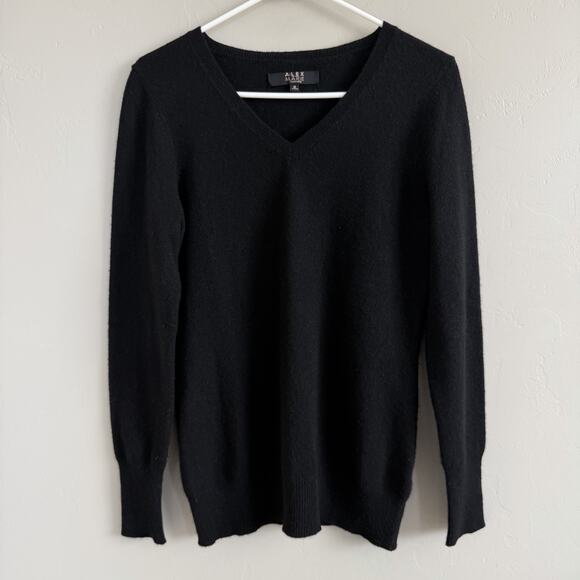 Alex Marie Sweaters - Alex Marie Woman’s 100% Cashmere V-neck Sweater Black Size M Quiet Luxury